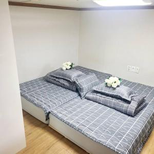 - un lit orné de fleurs dans une chambre dans l'établissement KEVIN HOME 42, à Daegu