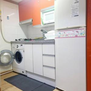 La cuisine est équipée d'un réfrigérateur et d'un lave-linge. dans l'établissement KEVIN HOME 42, à Daegu