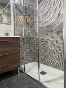 um chuveiro com uma porta de vidro na casa de banho em Casinha da Ti'Augusta em Lamego