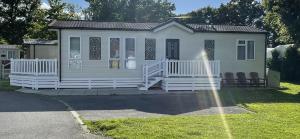 芬当Quince的白色的小房子,设有门廊