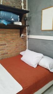 uma cama com almofadas brancas num tapete vermelho em Dublin em Rocha