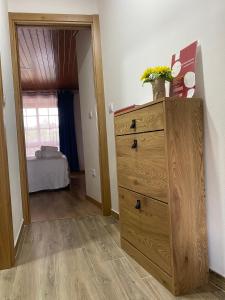 Vestidor de madera en una habitación con 1 dormitorio en Casinha da Ti'Augusta, en Lamego