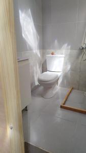 een badkamer met een wit toilet in een kamer bij Dublin in Rocha