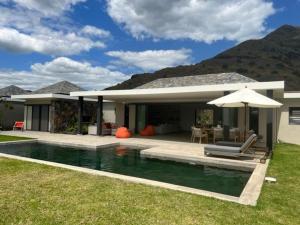 una casa con piscina nel cortile di SANTOSHA a Tamarin