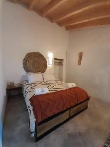 a bedroom with a bed in a room at Natur Amêndoa in Odeleite