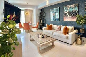 Uma área de estar em Upscale Centric Apt Near All