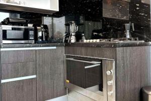 A cozinha ou cozinha compacta de Upscale Centric Apt Near All