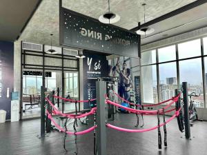 Academia e/ou comodidades em Upscale Centric Apt Near All