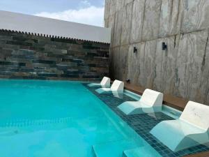 A piscina localizada em Upscale Centric Apt Near All ou nos arredores