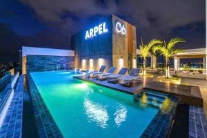 A piscina localizada em Upscale Centric Apt Near All ou nos arredores