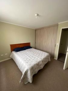 a bedroom with a large white bed in a room at Casa Nueva 3 dormitorios 2B in Puerto Montt