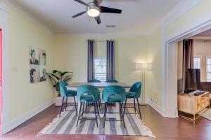 uma sala de jantar com uma mesa e cadeiras azuis em Bright & Charming Cooper Young Cottage with Fire Pit and Porch Swing em Memphis