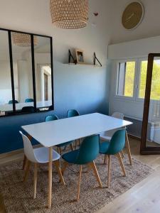 - une salle à manger avec une table et des chaises dans l'établissement Séjour idyllique, à Annecy