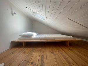 a bed in a room with a ceiling at Séjour idyllique in Annecy