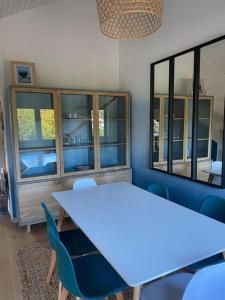 a meeting room with a table and chairs and a mirror at Séjour idyllique in Annecy