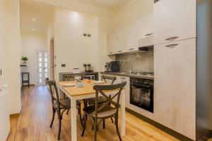 a kitchen and dining room with a table and chairs at Le Canterine di Peppe in Ascoli Piceno