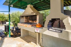 un gran horno al aire libre con una olla dentro en Karel house, en Karés