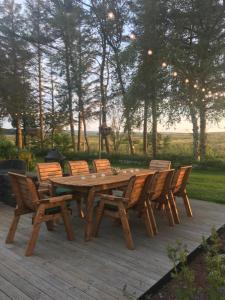 einen Holztisch und Stühle auf einer Holzterrasse in der Unterkunft Brownrigg in Otterburn