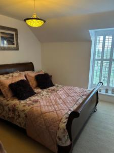 1 dormitorio con cama y lámpara de araña en Brownrigg, en Otterburn