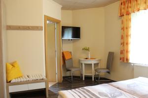 A bed or beds in a room at Gasthof Pension Jägerwirt