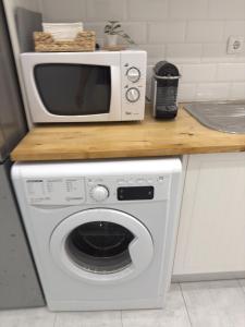 eine Mikrowelle auf einer Waschmaschine in der Küche in der Unterkunft Near Monsanto W/ Barbecue in Lissabon
