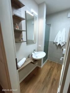 a bathroom with a sink and a mirror at Alloggio Asiago Centro (appartamento nuovo) in Asiago