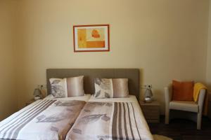 A bed or beds in a room at Gasthof Pension Jägerwirt