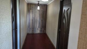 um corredor com uma porta que dá para um quarto em Guest house 