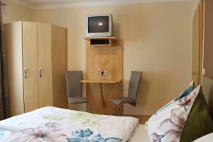 A television and/or entertainment centre at Gasthof Pension Jägerwirt