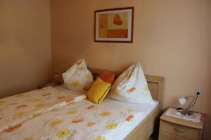 A bed or beds in a room at Gasthof Pension Jägerwirt