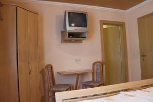 A television and/or entertainment centre at Gasthof Pension Jägerwirt