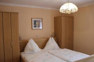 A bed or beds in a room at Gasthof Pension Jägerwirt