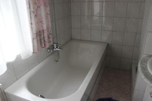A bathroom at Gasthof Pension Jägerwirt