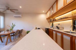 a kitchen with a counter top and a dining room at Nibana departamento de lujo en Mérida, Planta baja in Mérida