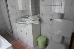 A bathroom at Gasthof Pension Jägerwirt