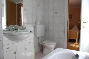 A bathroom at Gasthof Pension Jägerwirt
