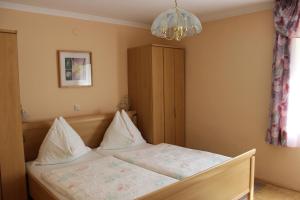 A bed or beds in a room at Gasthof Pension Jägerwirt