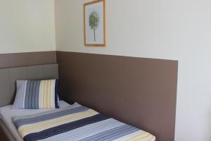 A bed or beds in a room at Gasthof Pension Jägerwirt