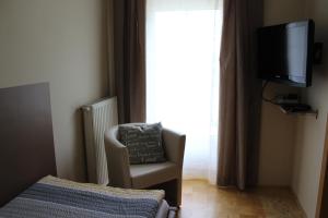 A television and/or entertainment centre at Gasthof Pension Jägerwirt