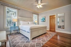 Giường trong phòng chung tại Bluffton Village Home-4BR Heart of Old Town Luxury