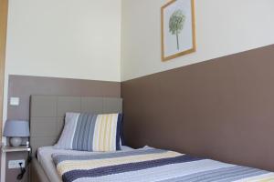 A bed or beds in a room at Gasthof Pension Jägerwirt