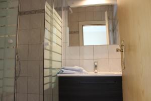 A bathroom at Gasthof Pension Jägerwirt