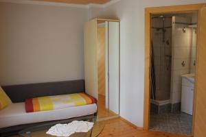 A bed or beds in a room at Gasthof Pension Jägerwirt