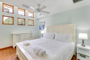 1 dormitorio con 1 cama blanca grande y toallas. en Waterfront Panacea Vacation Rental with Boat Dock!, en Panacea