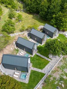 an overhead view of three modular homes in a yard at North Alpine Villas in Bogë