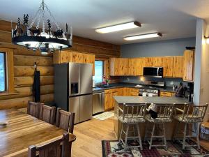una cucina con tavolo da pranzo e frigorifero di Cerul Mare Cabin a Gallatin Gateway