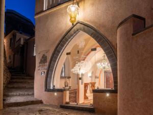 an arched window in a building with a staircase at Villa Barluzzi in Ravello