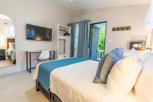 Rúm í herbergi á Travellers Beach Resort