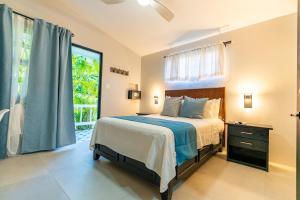 Rúm í herbergi á Travellers Beach Resort