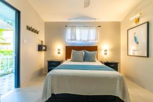 Rúm í herbergi á Travellers Beach Resort